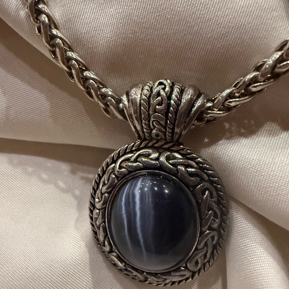 Elegant Vintage Silver with black onyx stone Pendant Necklace - Picture 2 of 5